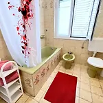 Mary Loo Rab דירה