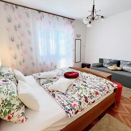 Mary Loo Rab Apartament