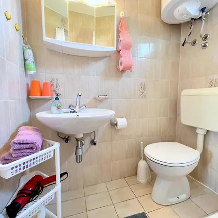Mary Loo Rab Apartament